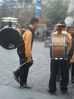 Chinchineros en la Plaza de Armas de Santiago