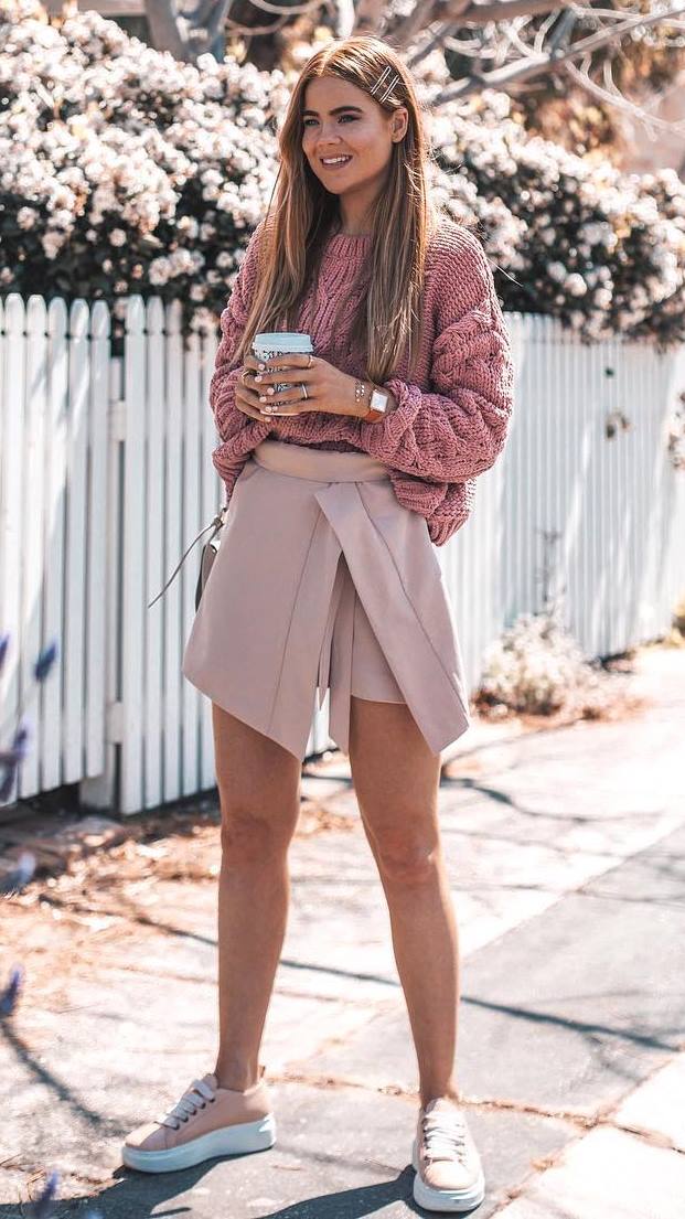 awesome fall outfit / pink oversized sweater + blush skirt + sneakers