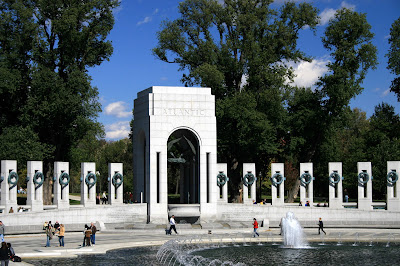 El Monumento Nacional a la Segunda Guerra Mundial es un monumento conmemorativo a los estadounidenses que sirvieron y murieron en la Segunda Guerra Mundial. Se encuentra en el National Mall de Washington D
