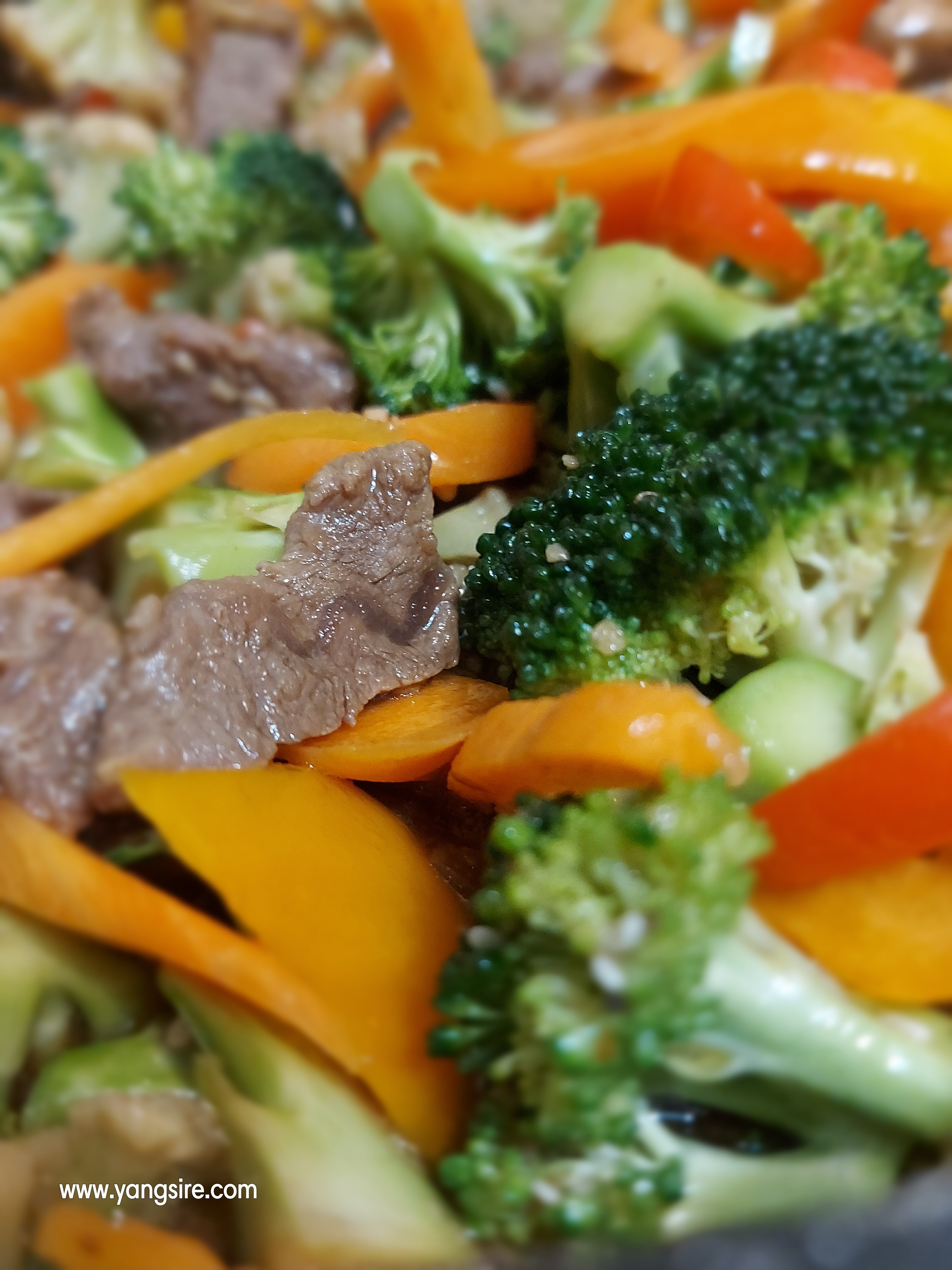 Stir-fry beef with broccoli 🥦 , cauliflower, mushrooms 🍄 , bell peppers 🫑 and carrots 🥕