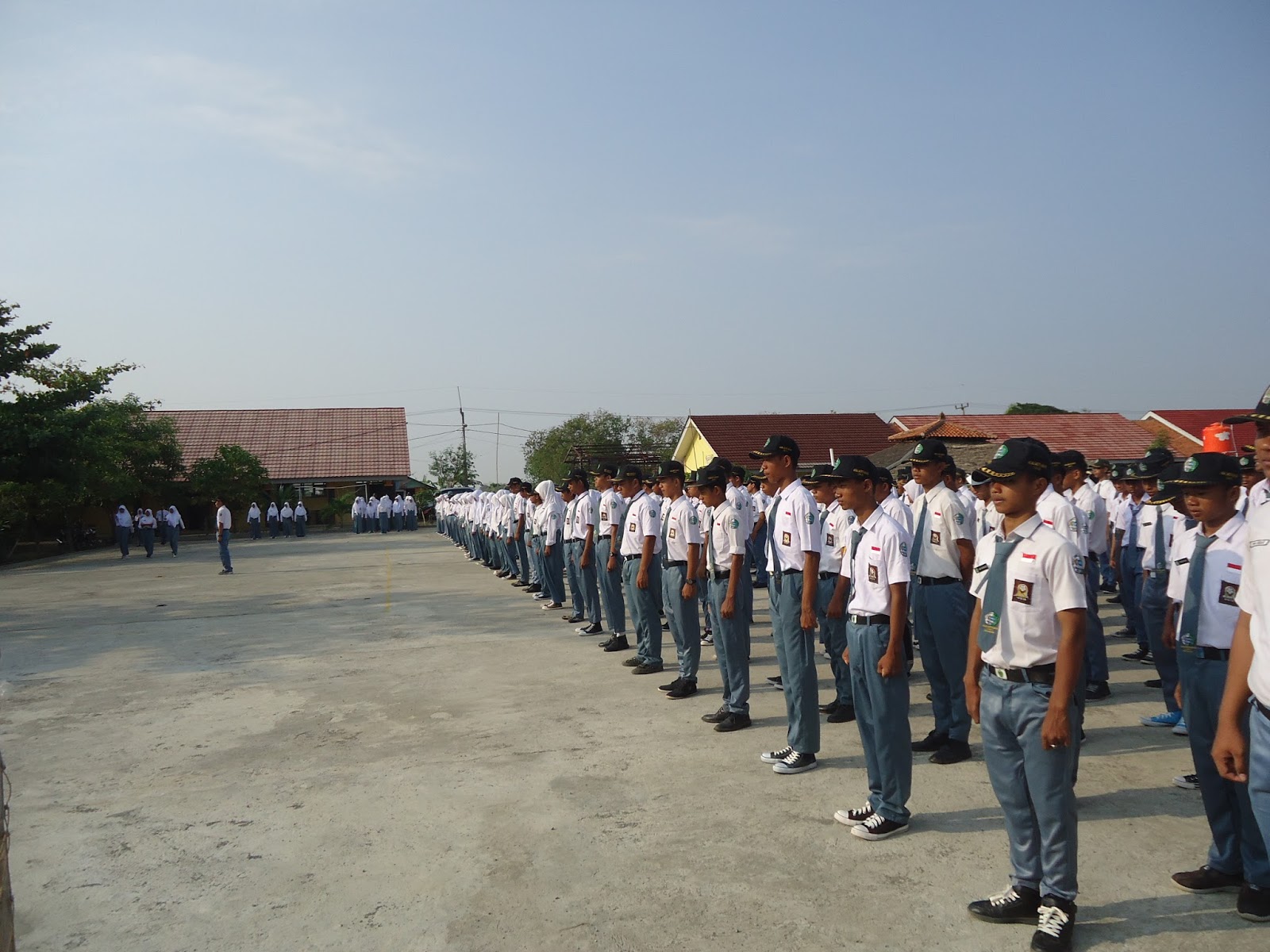  Gambar Kartun Orang Sedang Upacara  Bendera Gambar  Gokil