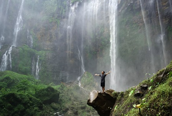 Indahnya Liburan di Air Terjun Tumpak