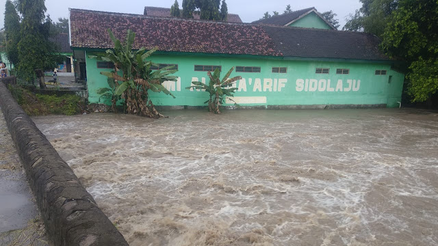  Dilanda Hujan Lebat Disertai Angin, Akibatkan Sungai Meluap dan Rendam Dusun Sidorejo