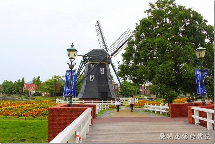日本北九州-豪斯登堡。接下來就是著名的【花卉道路】，這裡栽種了許多的花草樹木，美德像是童話事借的風景，還有荷蘭的風車點綴期間，好一幅詩情畫意的美景，在這裡我們駐足了許久，還在這裡用了午膳。