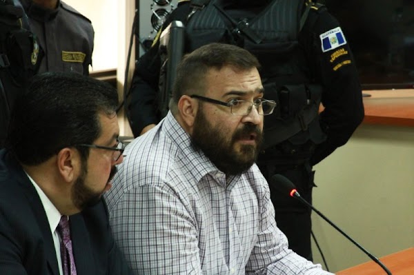 Juez determina procesar a Javier Duarte por delincuencia organizada y lavado de dinero.