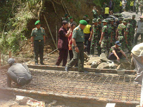 TNI Bersama Warga Membangun Jembatan
