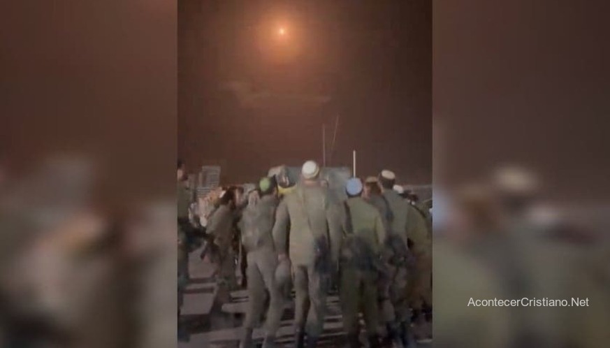 Soldados israelíes danzan y cantan mientras destruyen los cohetes lanzados por Hamás