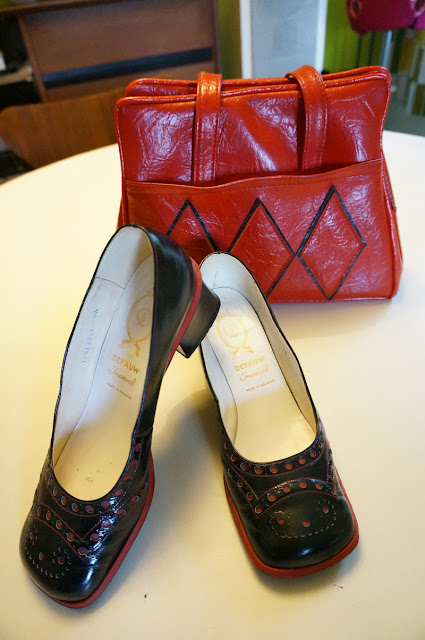 vintage red black vinyl diamond bag , square black red patent brogues chunky heels 1960 1970 60s 70s annees 60 70 sac