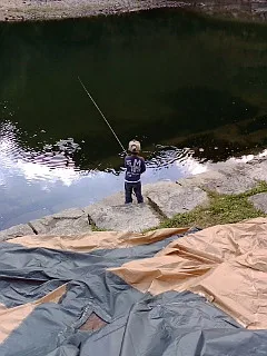 源じいの森キャンプ場の川での釣り