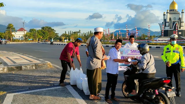 Polres dan SMSI Cabang Lombok Barat Bagikan Takjil Ramadhan