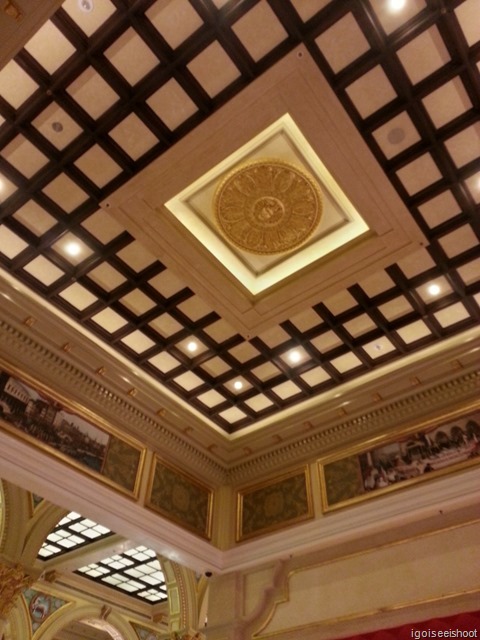 Impressive ceiling and decor