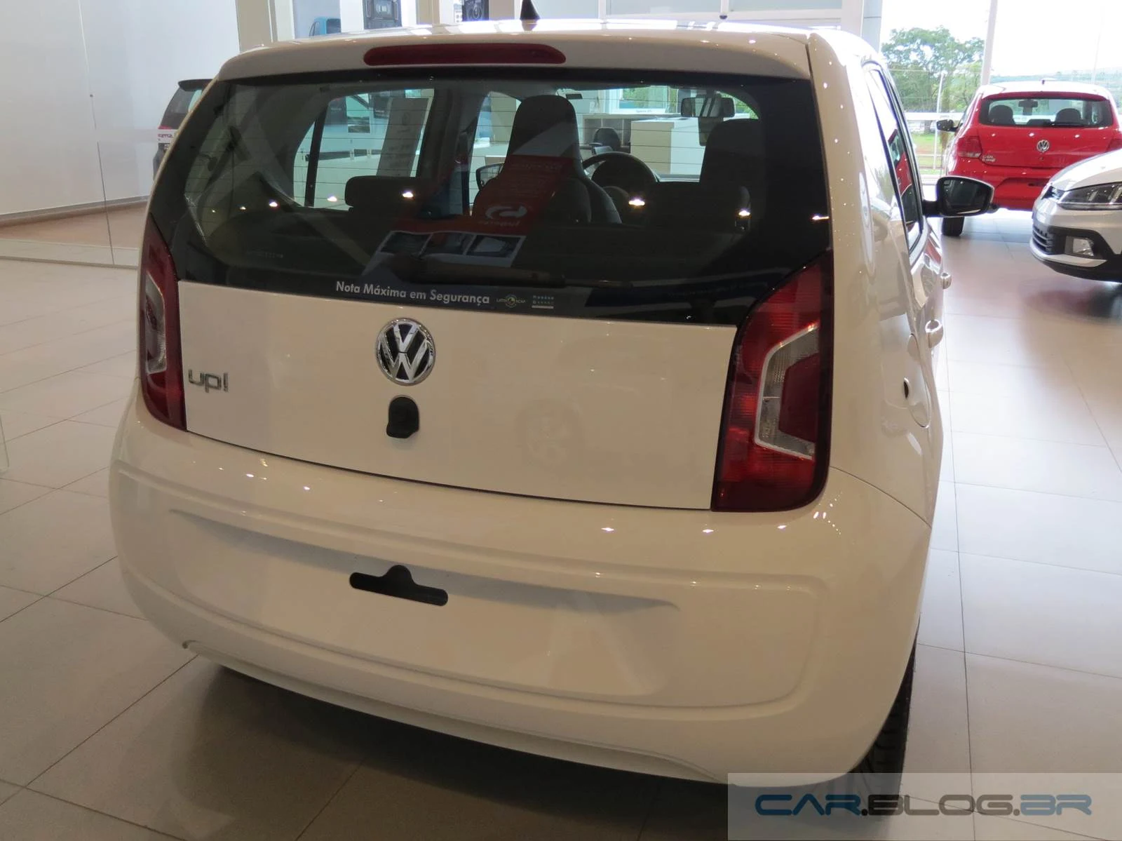 Volkswagen up! Branco 2015 - Rodas de 17 polegadas
