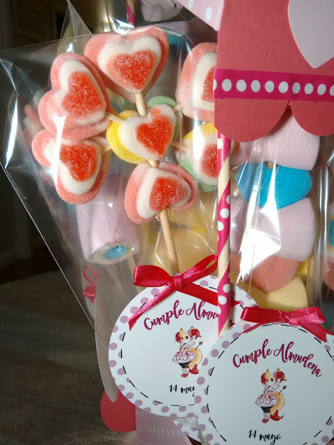 brochetas y carrito con chuches-personalizados