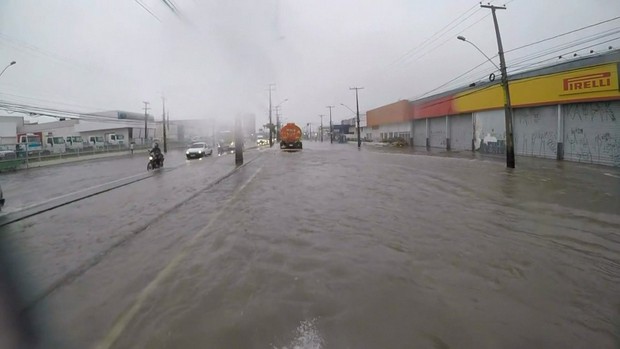 Chuvas no Grande Recife deixa ruas alagadas, suspende aulas e cancela voos