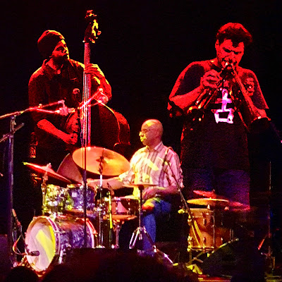 Superposition des musiciens de jazz Stewart, Taylor et Avice en concert.