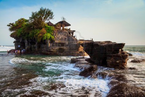 Gambar Objek Wisata Pura Di Atas Batu Karang di Tanah Lot Bali