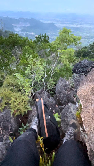 Pemandangan indah waktu pagi dari puncak Pintu Wang Gunung