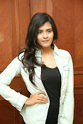 hebah patel latest glamorous stills-thumbnail-5