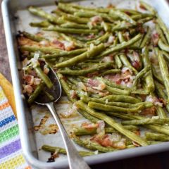 Receta para preparar vainitas asadas con tocineta y cebolla