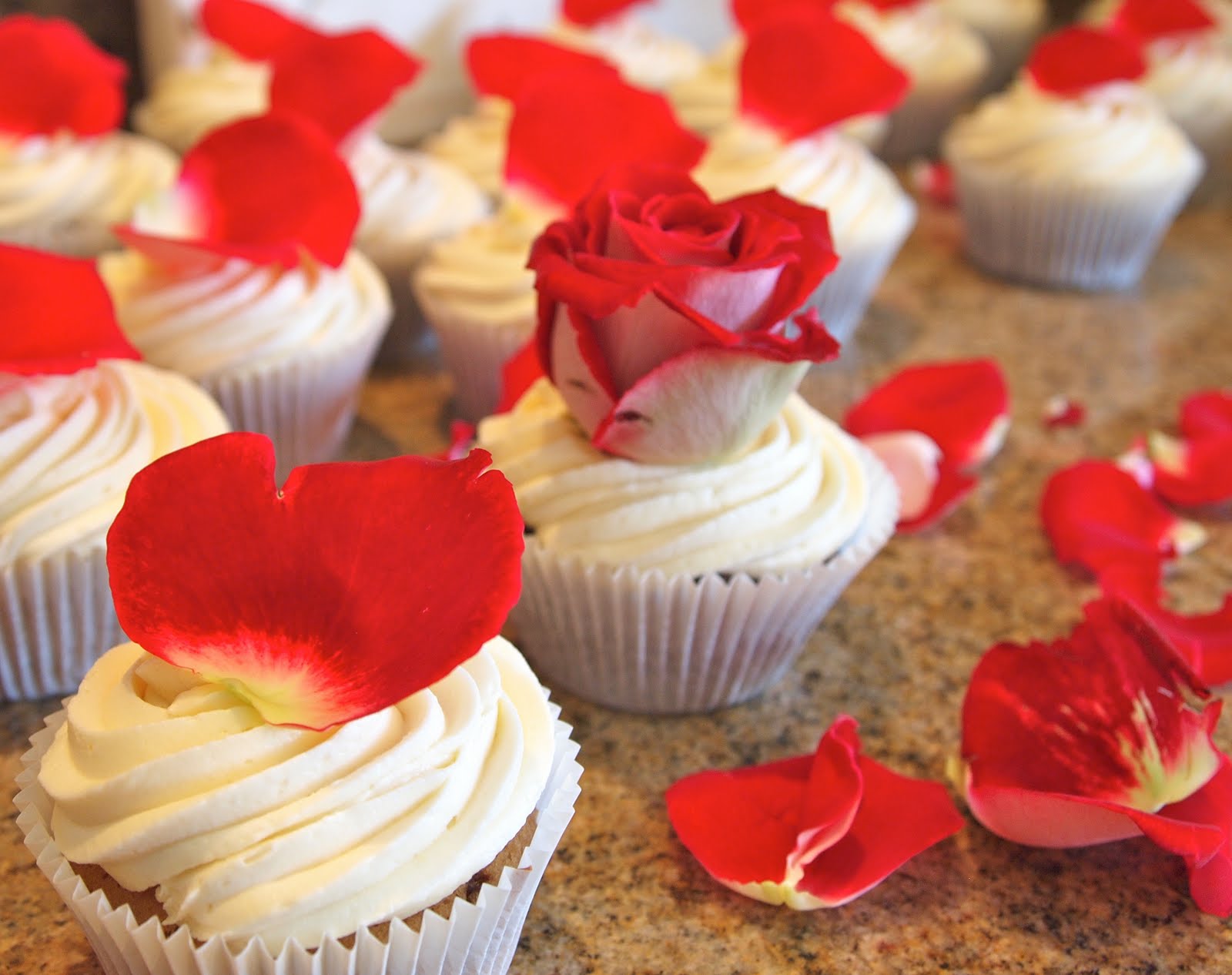 fancy wedding cupcakes