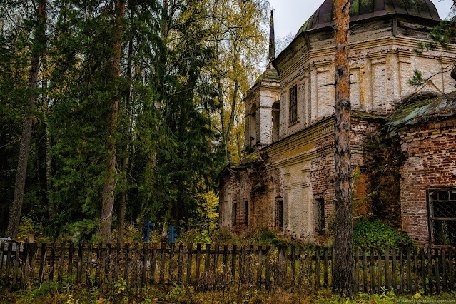 Кладбище при церкви в лесу