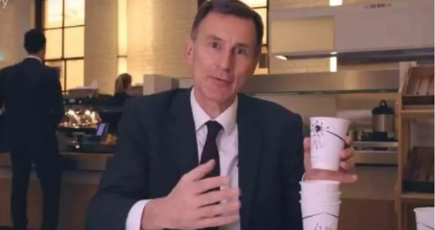 Ο υπουργός Οικονομικών της Βρετανίας «εξήγησε» τον πληθωρισμό με χάρτινα ποτήρια καφέ
