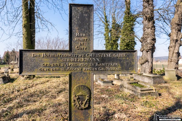 sentencja na żelaznym krzyżu na cmentarzu w Kaniczkach