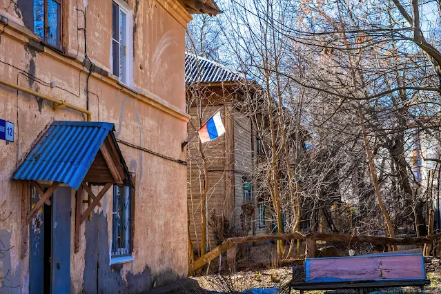 Российский флаг на ветхом, старом здании