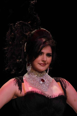 Dam Hot & Sexy Zarine Khan At IIJW 2011 Pictures