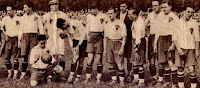 Selección de ESPAÑA - Temporada 1924-25 - Colina (directivo), Olave (presid. RFEF), Echeveste, Pasarín, Zamora, Samitier, Piera, Alcázar, Vázquez, Cubells, José Mª Peña, Errazquin, Quesada y Óscar; Gamborena - SUIZA 0, ESPAÑA 3 (Errazquin 3) - 01/06/1925 - Partido amistoso - Berna (Suiza), estadio Neufels - Alineación: Zamora; Quesada, Pasarín; Samitier, Gamborena, José Mª Peña; Piera, Cubells, Errazquin, Echeveste y Alcázar