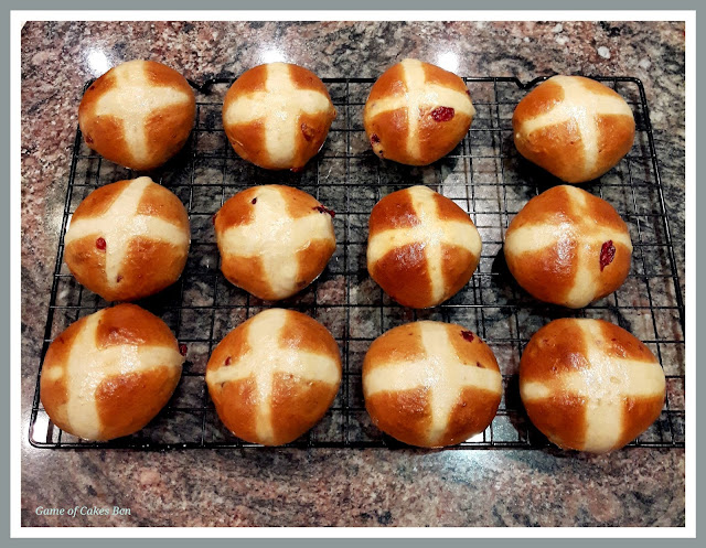 Hot cross buns de arándanos enfriándose