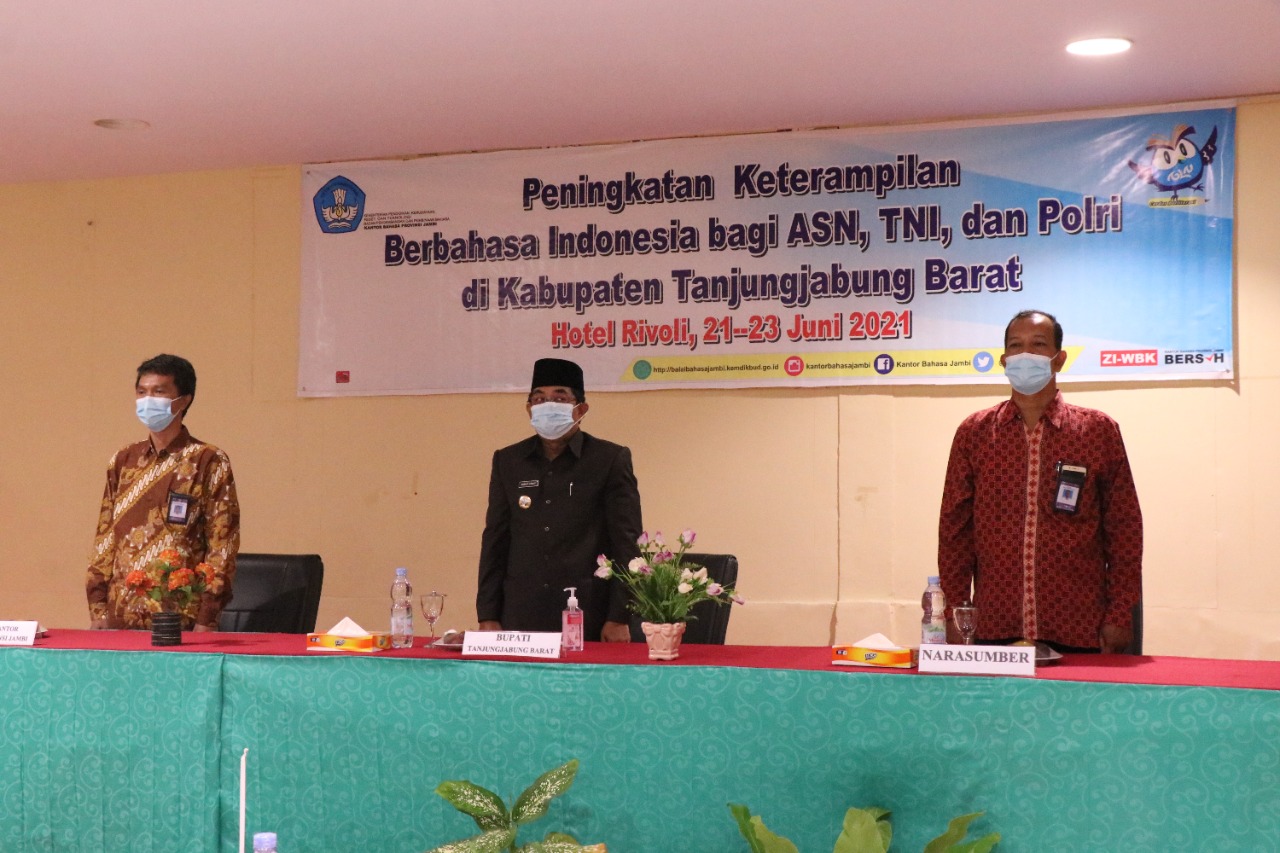 Bupati Tanjab Barat Hadir dan Meresmikan Acara Peningkatan Berbahasa Indonesia Bagi TNI/POLRI dan ASN Tanjab Barat