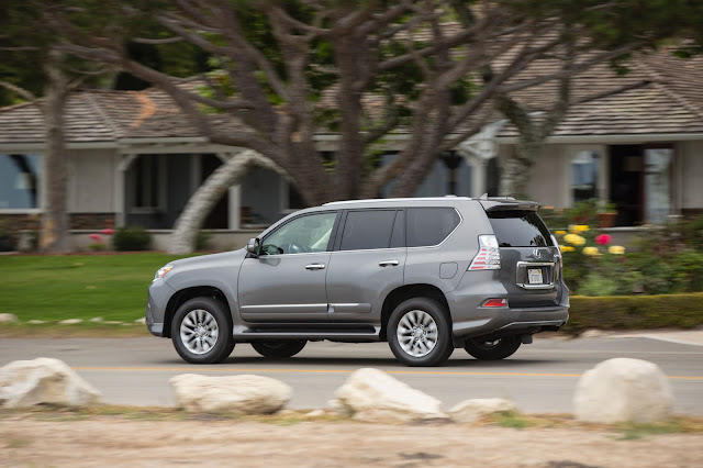 Side/rear view of 2017 Lexus GX460