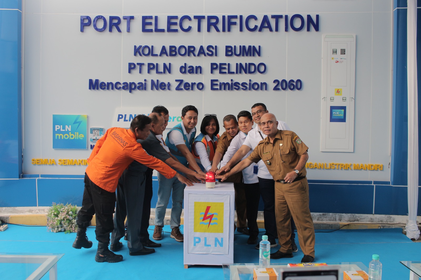 Peresmian _port electrification_ kolaborasi antara PLN dan Pelabuhan Indonesia dilakukan secara simbolis dengan menekan tombol sirine (istimewa)