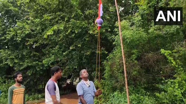 গতকাল নিজের গ্রামে জাতীয় পতাকা উত্তোলন করলেন মাওবাদী নেতা