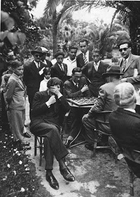 Jugando al ajedrez en los Jardines Arnús de  Badalona en 1933