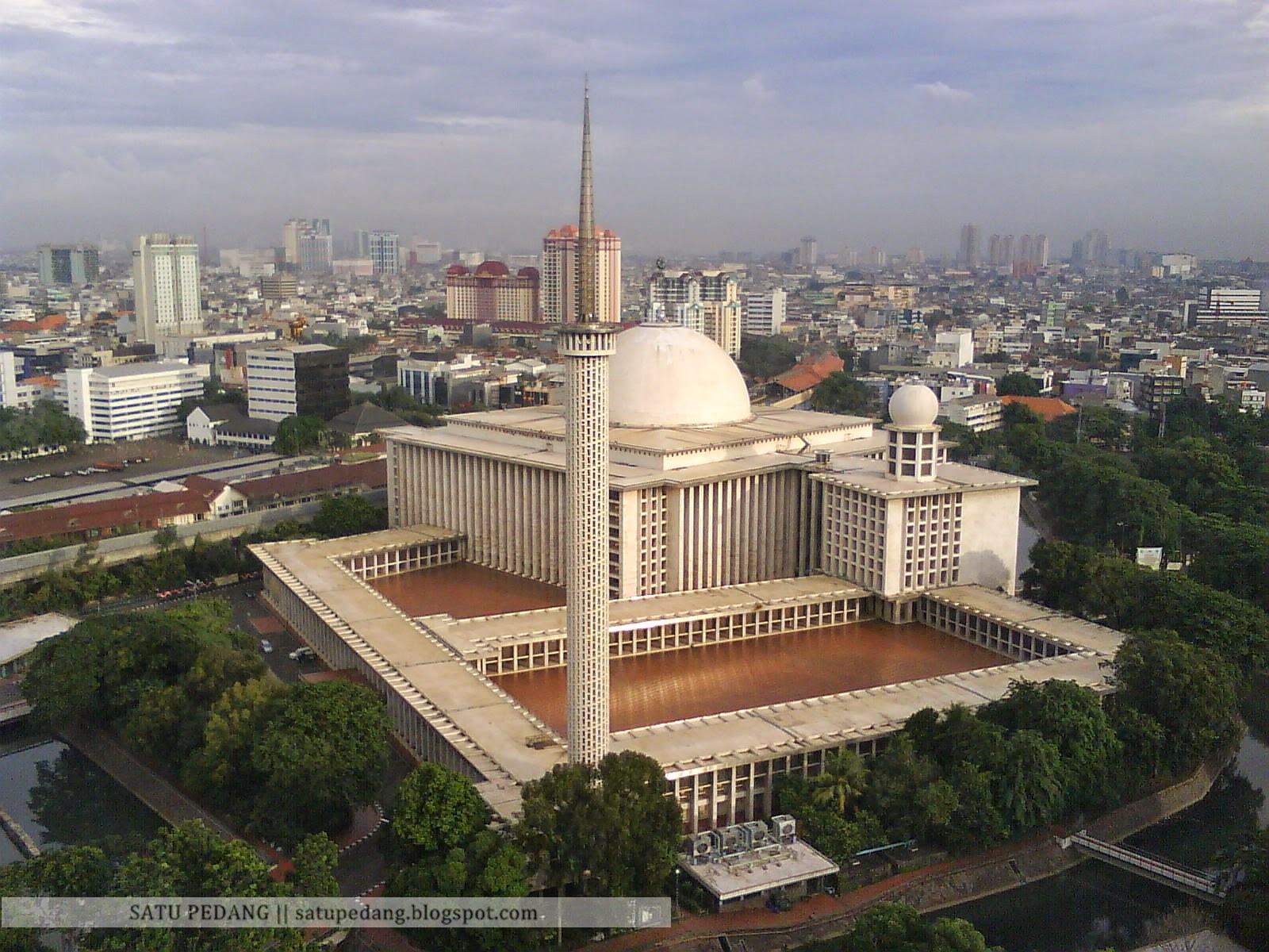 Sejarah Bangunan Masjid Raya Istiqlal ASAL USUL DAN SEJARAH