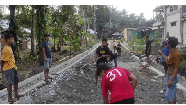 Pemuda Karang Taruna Desa Kasintuwu Bergotong Royong Ratakan Timbunan Badan Jalan Akses Ke Pusat Olahraga Lapangan Mabungka
