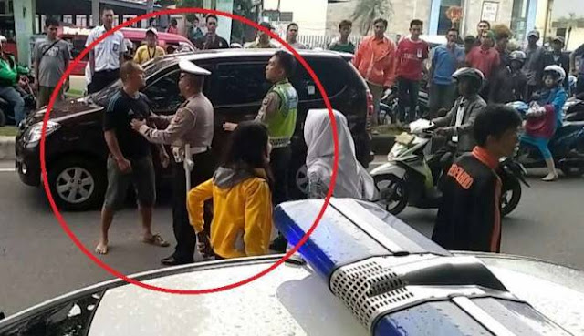 POLISI VS TNI DUEL Jalan Macet Total !! Ada Apa ??