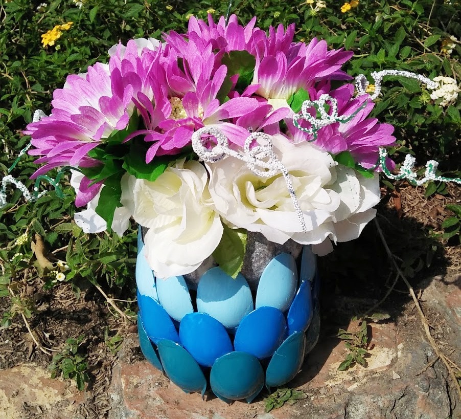 29 Kerajinan Vas Bunga  Dari Sedotan Plastik