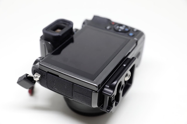 Hejnar D035 QR plate mounted on Canon EOS M5 - rear view