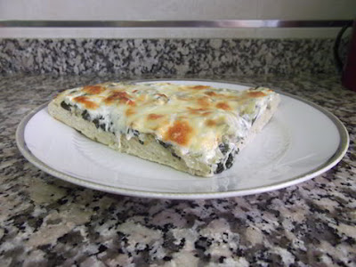 Pizza de alcachofas, espinacas y queso