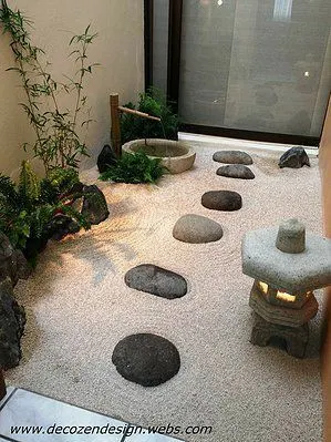 Um jardim zen, também conhecido como jardim de pedras, é uma forma de jardim japonês que consiste em uma área pequena e muitas vezes cercada por uma parede baixa, preenchida com areia ou cascalho, rochas e pedras. O objetivo é criar um espaço meditativo e contemplativo que possa ajudar a acalmar a mente e promover a tranquilidade.