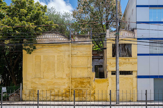 Uma Unidade de Interesse de Preservação na Av. Mal. Floriano em estado de abandono.