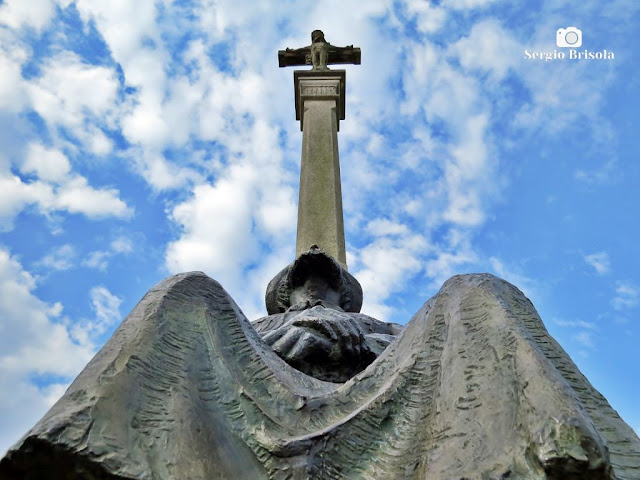 Fotocomposição com a Escultura O Peregrino em perspectiva inferior - Parque da Juventude - Santana/Carandiru - São Paulo