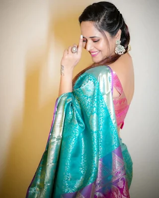 Anasuya bharadwaj beautiful looks in traditional saree Pics