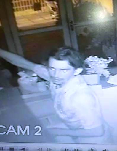 Câmera registra ação de bandido durante roubo em estabelecimento comercial de Parnaíba