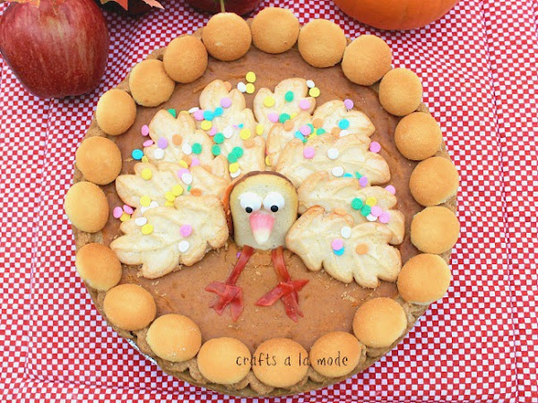 How to Decorate a Pumpkin Pie with Cookies