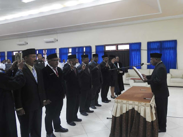Mathius Awoitauw Lantik 6 Pejabat Eselon II di Kabupaten Jayapura