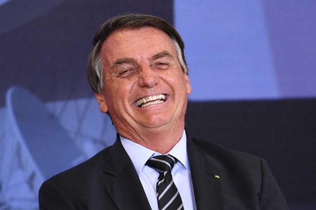 Bolsonaro veta retorno de bagagens gratuitas em voos nacionais